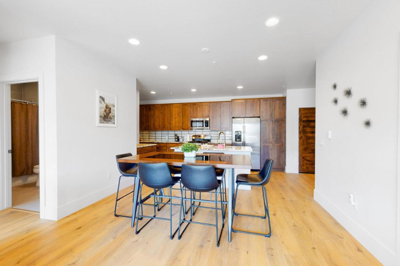 Blue River Flats Condos シルバーソーン エクステリア 写真