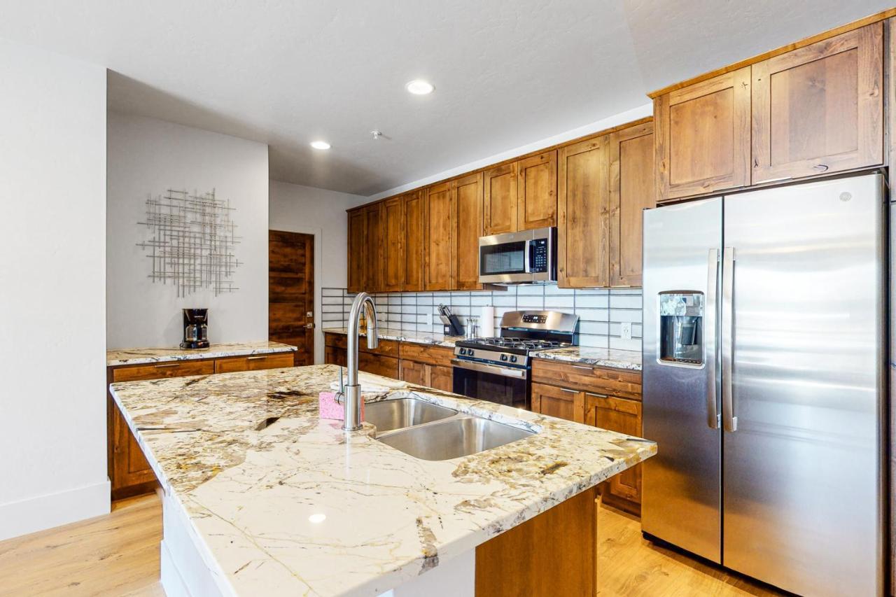 Blue River Flats Condos シルバーソーン エクステリア 写真