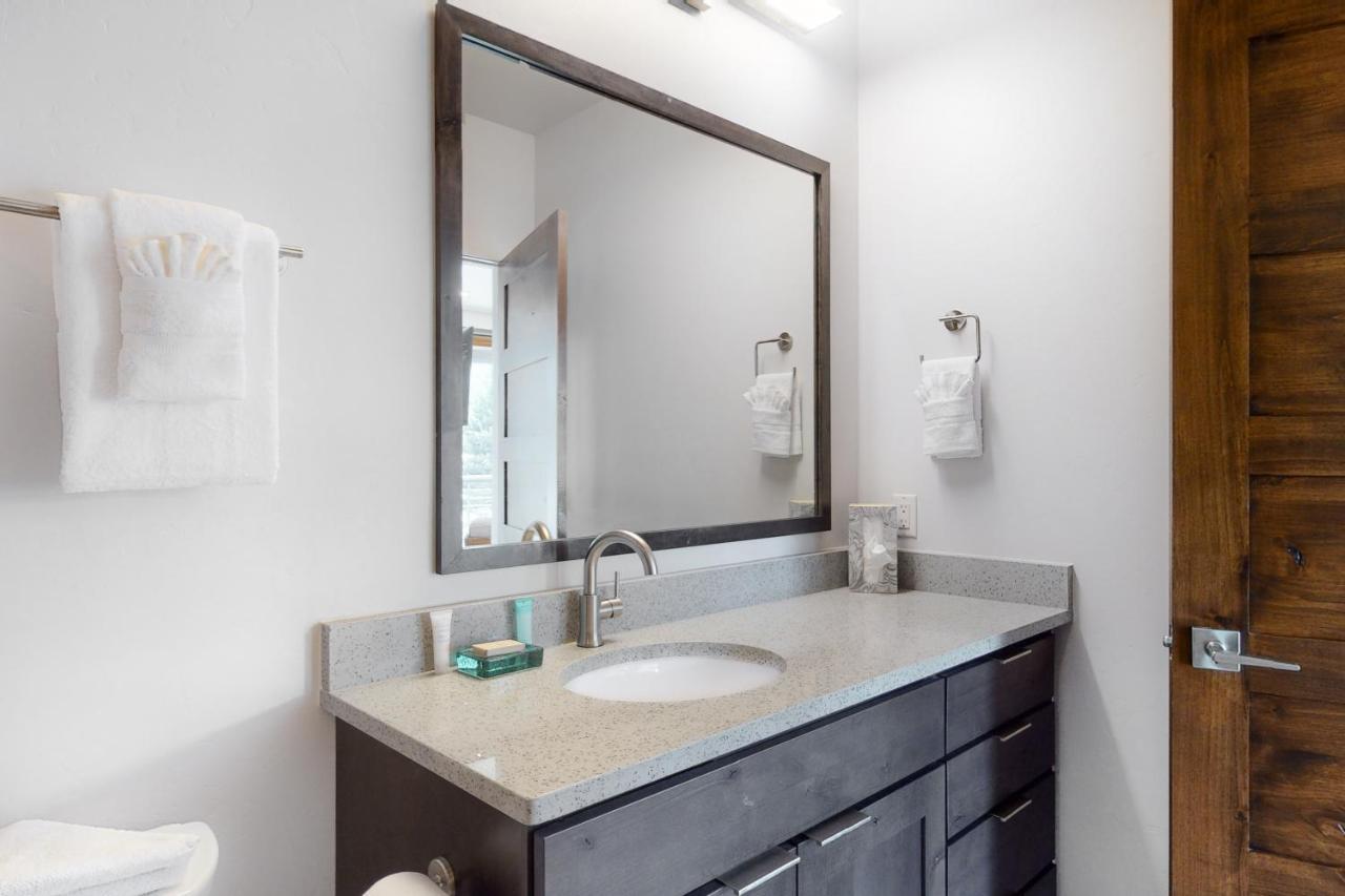 Blue River Flats Condos シルバーソーン エクステリア 写真