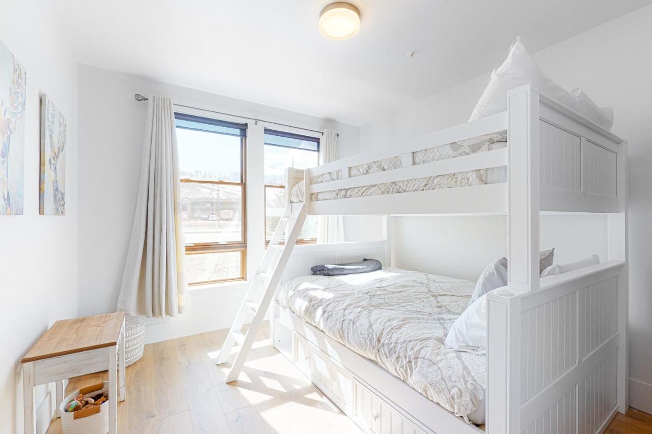 Blue River Flats Condos シルバーソーン エクステリア 写真