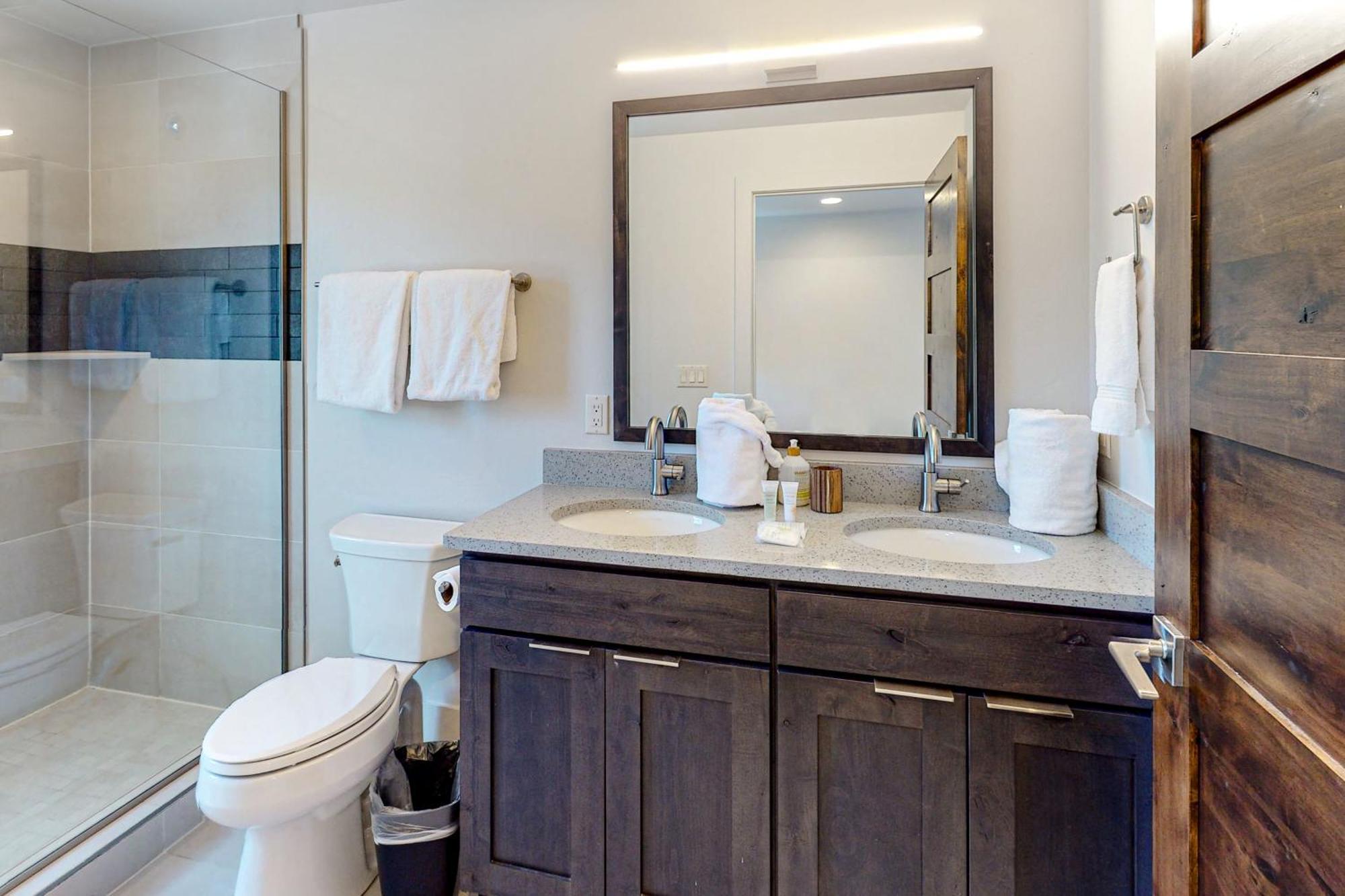 Blue River Flats Condos シルバーソーン 部屋 写真