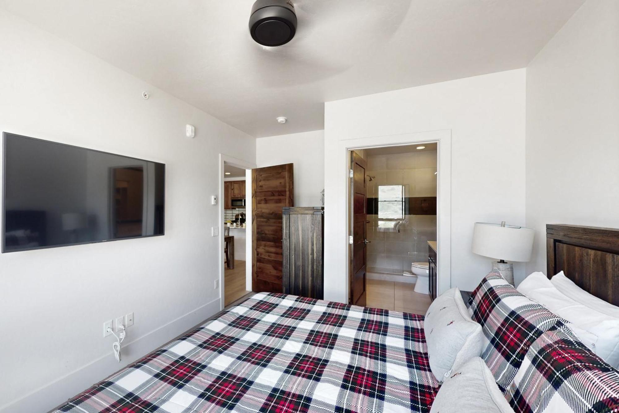 Blue River Flats Condos シルバーソーン 部屋 写真