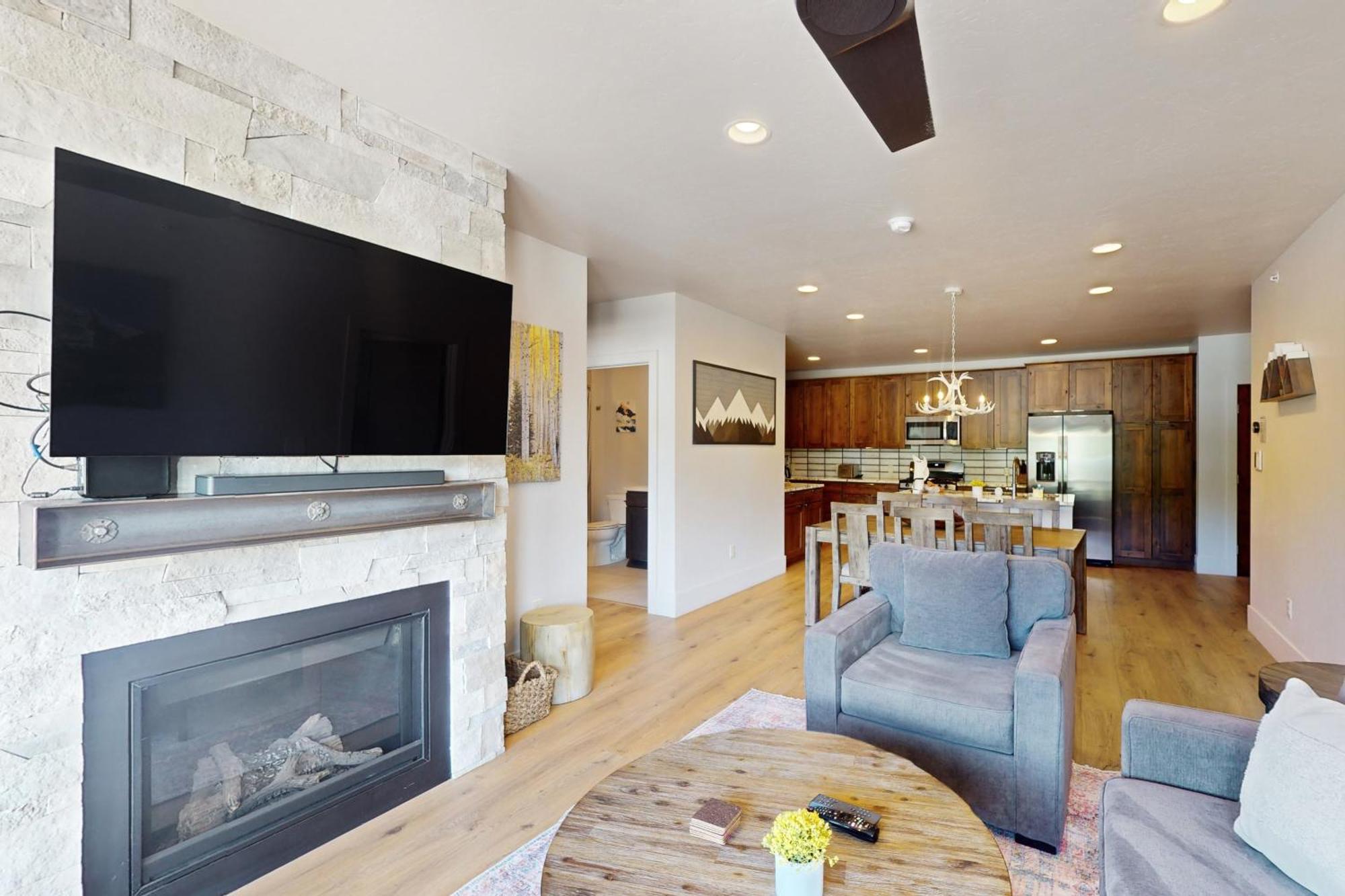 Blue River Flats Condos シルバーソーン 部屋 写真